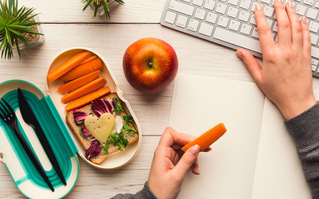 Hábitos saludables comida en el trabajo