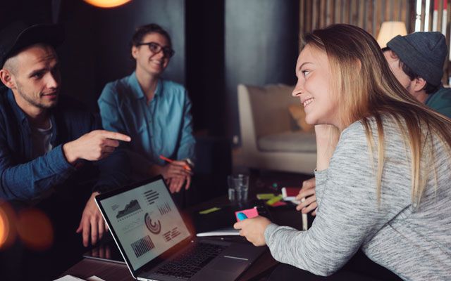 Jóvenes directivos con ámplios conocimientos en tecnología